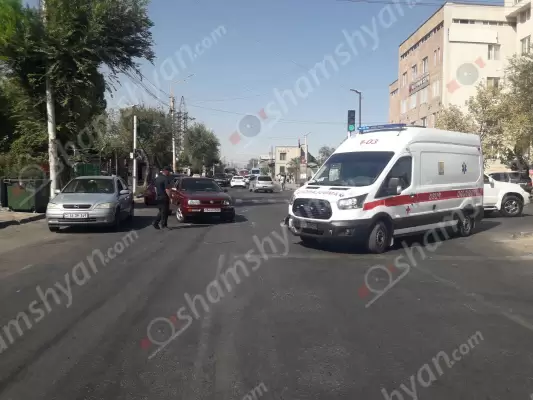 Ավտովթար Երևանում. թիվ 19 պոլիկլինիկայի դիմաց բախվել են շտապօգնության ավտոմեքենան, Volkswagen-ն ու Lada Priora-ն