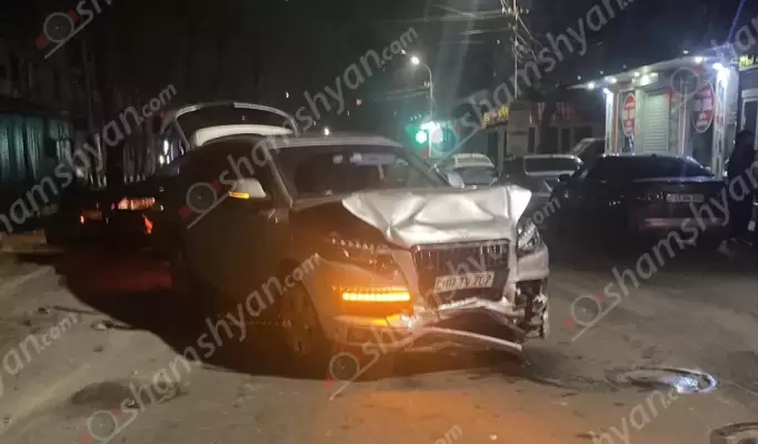 Խոշոր ավտովթար Երևանում․ «Նոր Զովք» սուպերմարկետի դիմաց Audi Q7-ը բախվել է  Mercedes CLS 320-ին