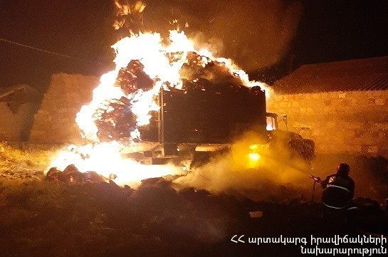 Գավառում այրվել է կայանված բեռնատար՝ բեռնված 160 հակ անասնակերով