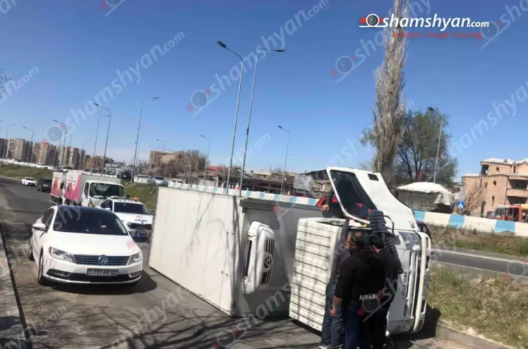 Երևանում «Isuzu»-ն բախվել է բազալտե եզրաքարին և կողաշրջվել