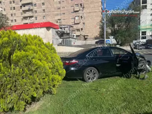 Երևանում Toyota Camry-ի և Opel Zafira-ի բախումից հետո Toyota-ն վրաերթի է ենթարկել 5 հետիոտնի և հայտնվել կանաչ գազոնում. վիրավորներից 3-ը երեխաներ են
