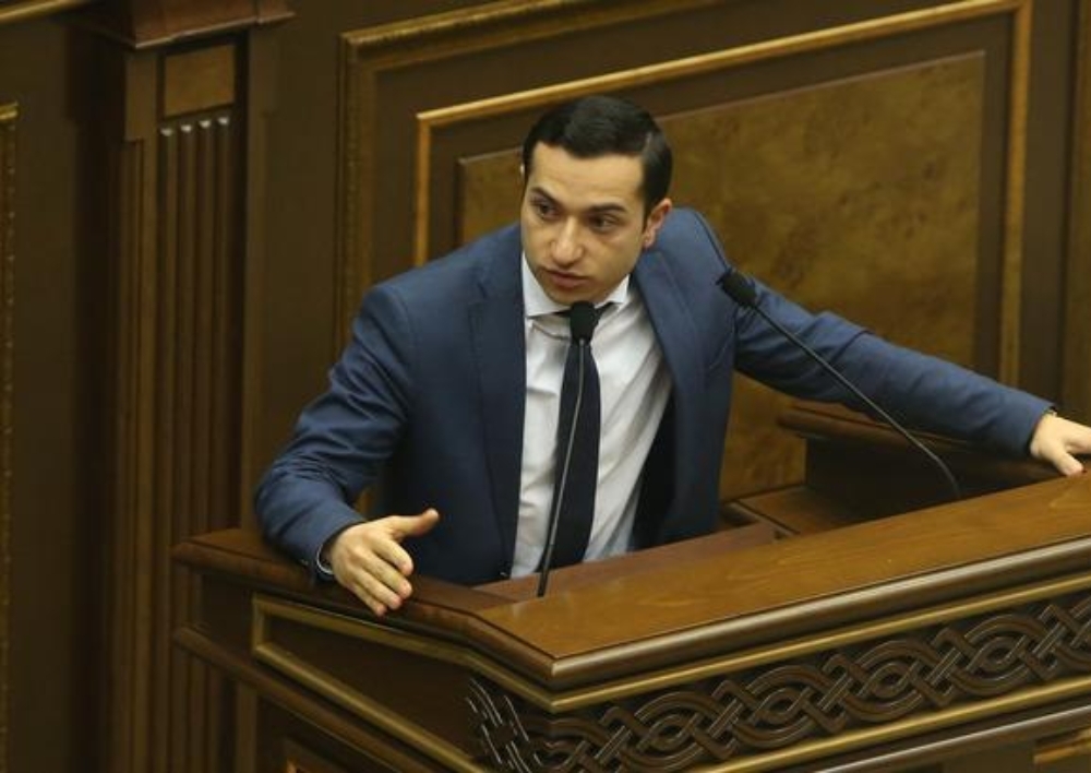 «Իրավունք»․ Հնարավոր է՝ Մխիթար Հայրապետյանը լքի Ազգային ժողովը
