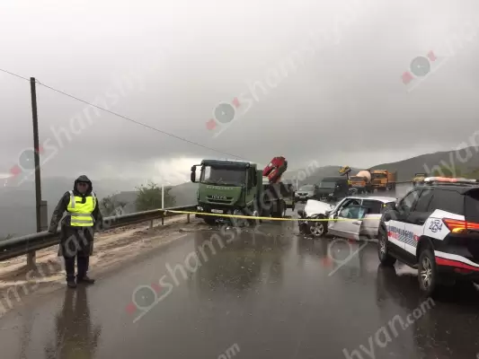 Ավտովթար Տավուշի մարզում․ բախվել են «Mercedes»-ն ու «Iveco» «մանիպուլյատոր»-ը․ 3 վիրավորներին շտապօգնության ավտոմեքենային են մոտեցրել փրկարարները