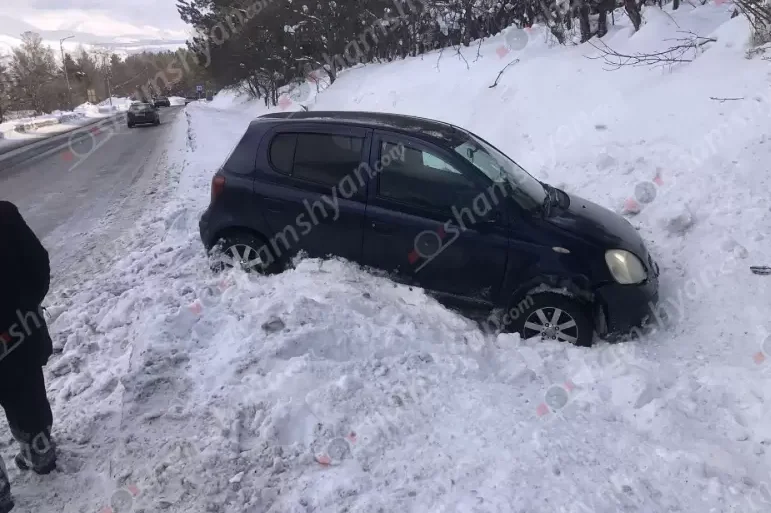 Ծաղկաձորում 46-ամյա վարորդը «Toyota Vits»-ով դուրս է եկել ճանապարհի երթևեկելի գոտուց և հայտնվել ձնակույտի մեջ
