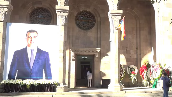 Փարաքարում տեղի է ունենում Վոլոդյա Գրիգորյանի հոգեհանգստի արարողությունը` ուղիղ