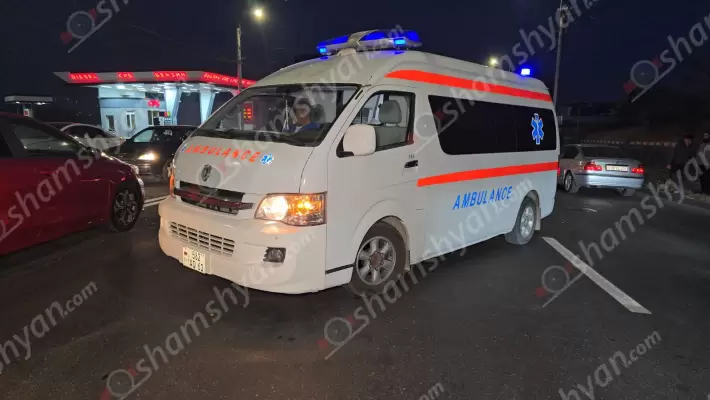 Գյումրիում 2-ամյա տղան 3-րդ հարկի պատուհանագոգից վայր է ընկել.  նրան շտապօգնությունը տեղափոխել է Երևան, Գյումրի վերադառնալիս շտապօգնությունը վթարի է ենթարկվել