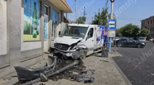 Երևանում բախվել են Mercedes-ներ, բեռնատարը հայտնվել է մայթին. վարորդներից մեկը եղել է ոչ սթափ