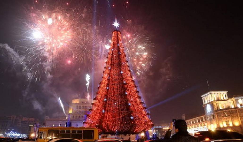 Գլխավոր տոնածառի լույսերի վառմանը հաջորդում է գեղեցիկ հրավառություն. վարչապետ