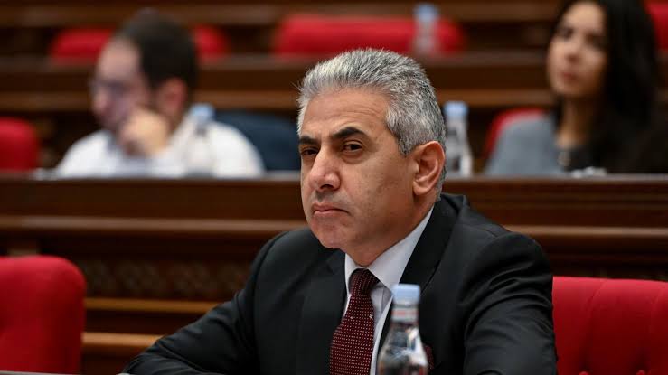 Թելադրություն ես ուզում գրես՝ գնա նստի ՔՊ խմբակցությանդ կեսի հետ թելադրություն գրի, տեսնեմ կարող ես գրել. Ղազարյանը՝ Ռուբինյանին