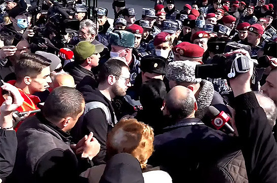 Լարված իրավիճակ՝ ադրբեջանցի պատգամավորների այցի կապակցությամբ բողոքի ակցիայում (Տեսանյութ)