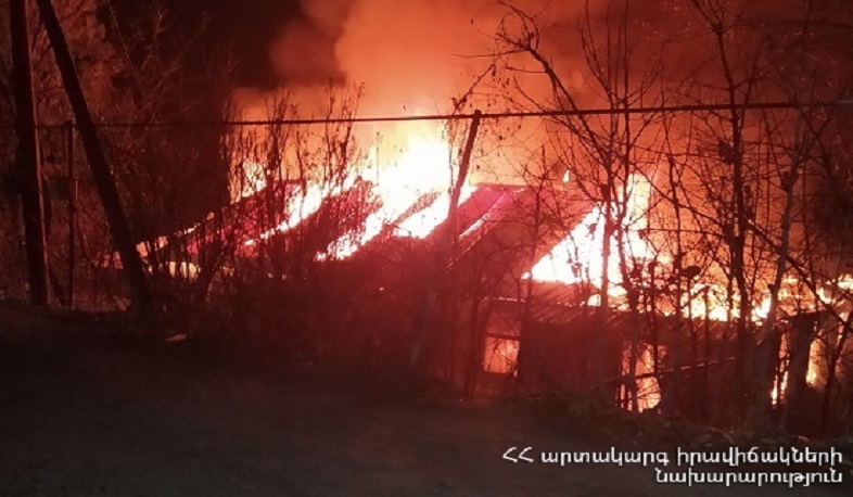 Հրդեհ Գյումրիում. այրվում են ավտոտնակների տանիքներ