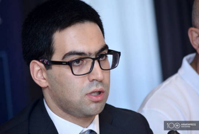 Ռուստամ Բադասյանը՝ ԱԺ-ում իր կնոջ աշխատանքի մասին