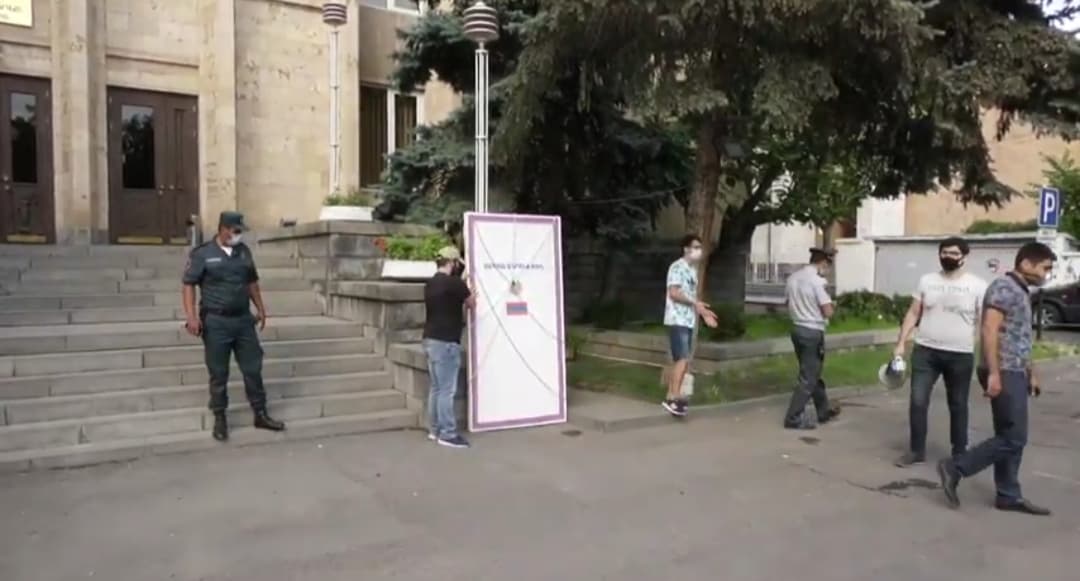 ՀՅԴ-ական երիտասարդները ակցիան են անում ՍԴ-ի դիմաց (ուղիղ)