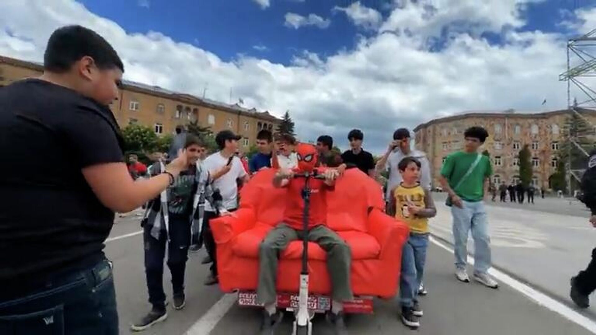 Վերջին անգամ եք տեսնում` ինչպես է քաղաքական գործիչը դիվան քշում. «Բոլորին դեմ եմ»–ի ակցիան