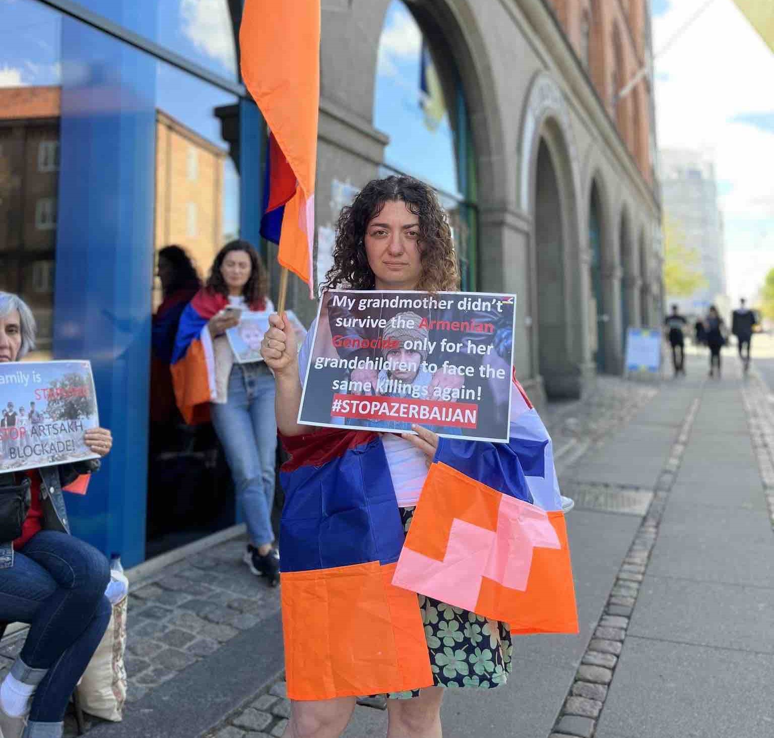 Հայ կանայք Կոպենհագենում միացել են Երևանում ՄԱԿ-ի գրասենյակի մոտ ընթացող կանանց հացադուլին՝ ի պաշտպանություն արցախահայությանը