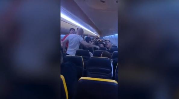 Ryanair-ի արբած ուղևորները ծեծկռտուք են սարքել բորտուղեկցորդի հետ (տեսանյութ) 