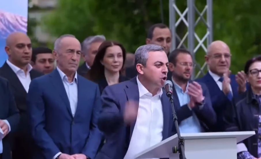 Մի կողմում Հայ առաքելական եկեղեցին է, մյուս կողմում՝ տիրադավները. մի կողմում թուրքի առաջ ծնկի եկածներն են, մյուս կողմում՝ Արցախ ազատագրածները. Սաղաթելյան