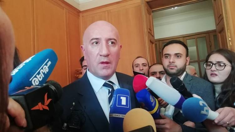 «Իմ քայլը» խմբակցության հանդիպումից հետո ՀՀ ոստիկանապետի ժամանակավոր պաշտոնակատարը պատասխանում է լրագրողների հարցերին. ուղիղ
