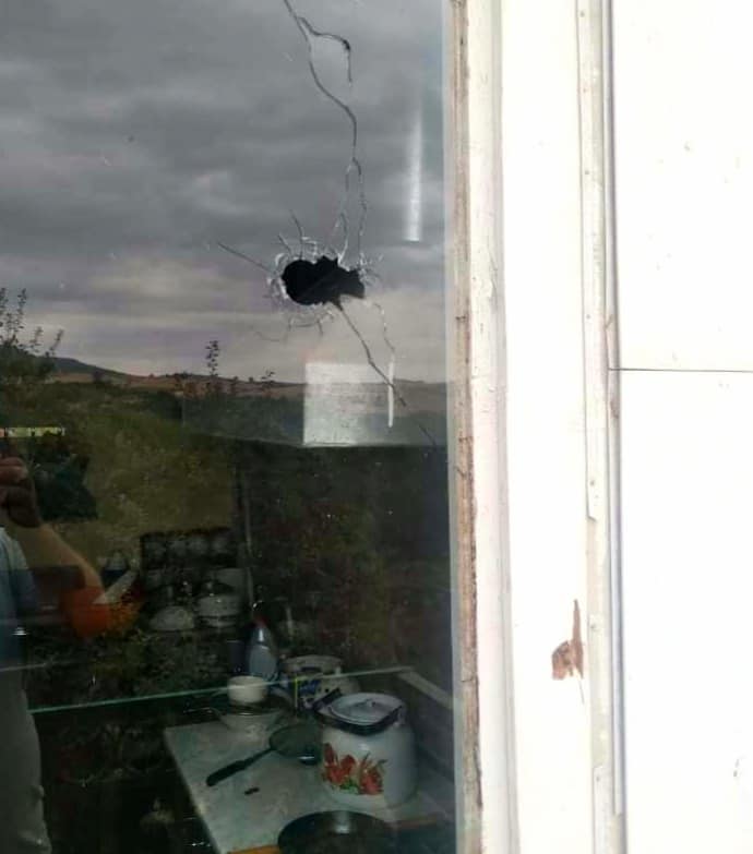 Ադրբեջանական կողմի կրակոցների հետևանքով վնասվել են Կարմիր Շուկայի բնակչի առանձնատան պատուհանը և մուտքի դուռը. ԱՀ ոստիկանություն