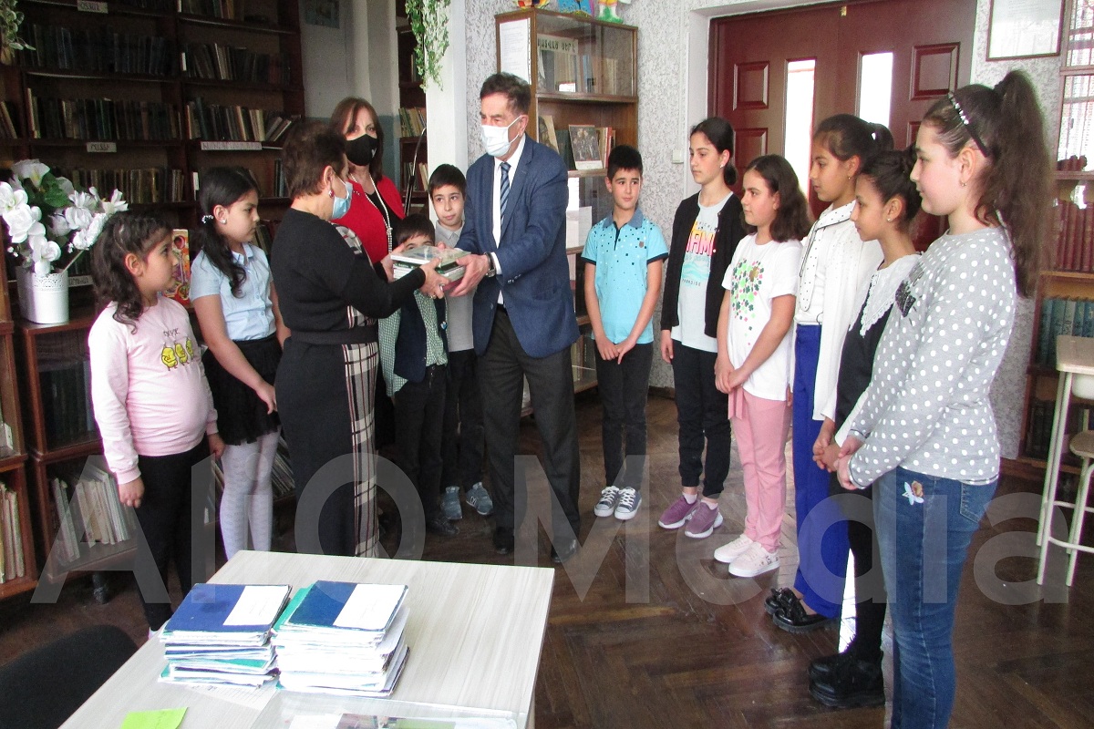 ՀՀ նախագահի տիկնոջ հեղինակած գրքերը` Թբիլիսիի հայ փոքրիկներին