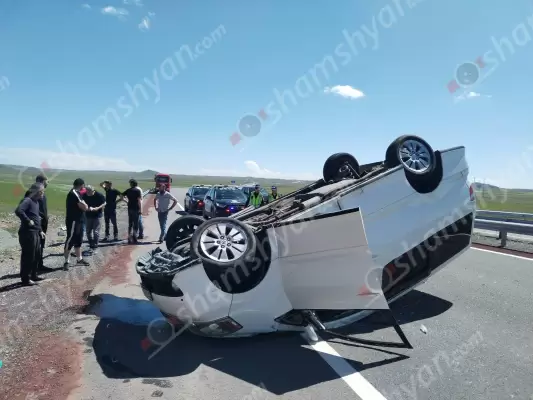 Ավտովթար Շիրակի մարզում․ Երևան-Գյումրի ավտոճանապարհին 65-ամյա վարորդը «Toyota Alphard»-ով բախվել է քարերին և գլխիվայր շրջվել․ կան վիրավորներ