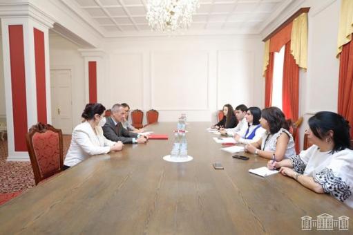 Թագուհի Թովմասյանը Կարմիր խաչի պատվիրակների հետ քննարկել է գերիների հարցը և սահմանային իրավիճակը