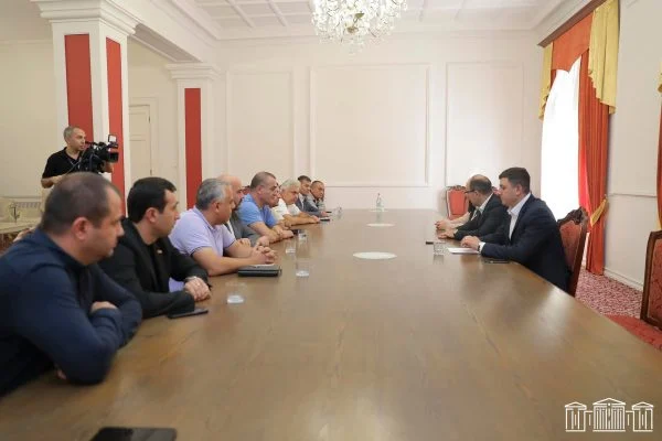 «Պատիվ ունեմ» խմբակցությունը հանդիպել է Արցախի պատգամավորների հետ