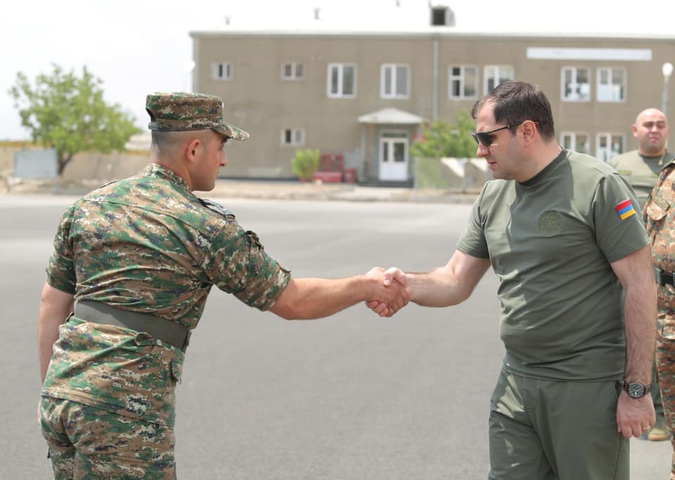 Сурен Папикян посетил воинские части МО