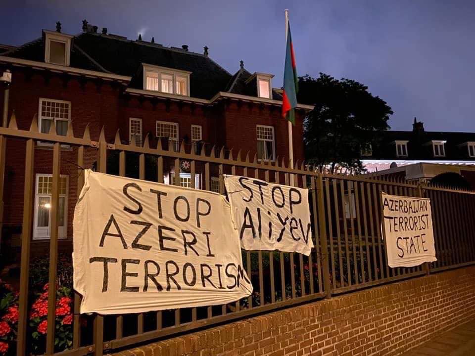 Հաագայում Ադրբեջանի դեսպանատան դիմաց փակցվել  են «Ադրբեջանական ահաբեկչական պետություն», «Stop Ալիև» կոչերով պաստառներ