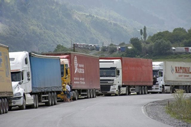 1213 հայկական բեռնատար Վերին Լարսում սպասում է ռուս-վրացական սահմանով անցնելուն