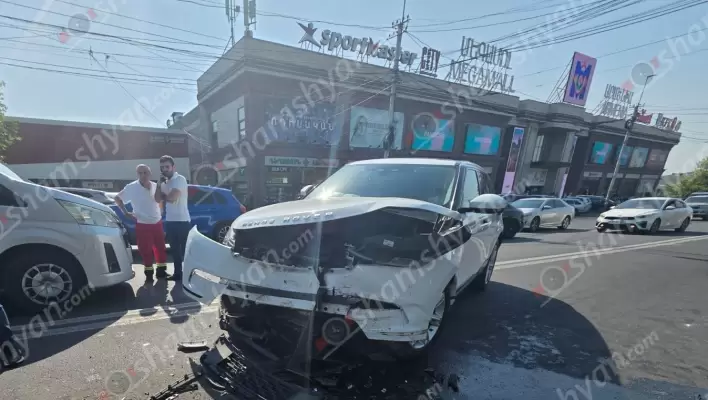 Խոշոր ավտովթար Երևանում․ «Մեգամոլ» առևտրի կենտրոնի մոտ բախվել են «Range Rover»-ը և «Opel Astra»-ն․ կան վիրավորներ