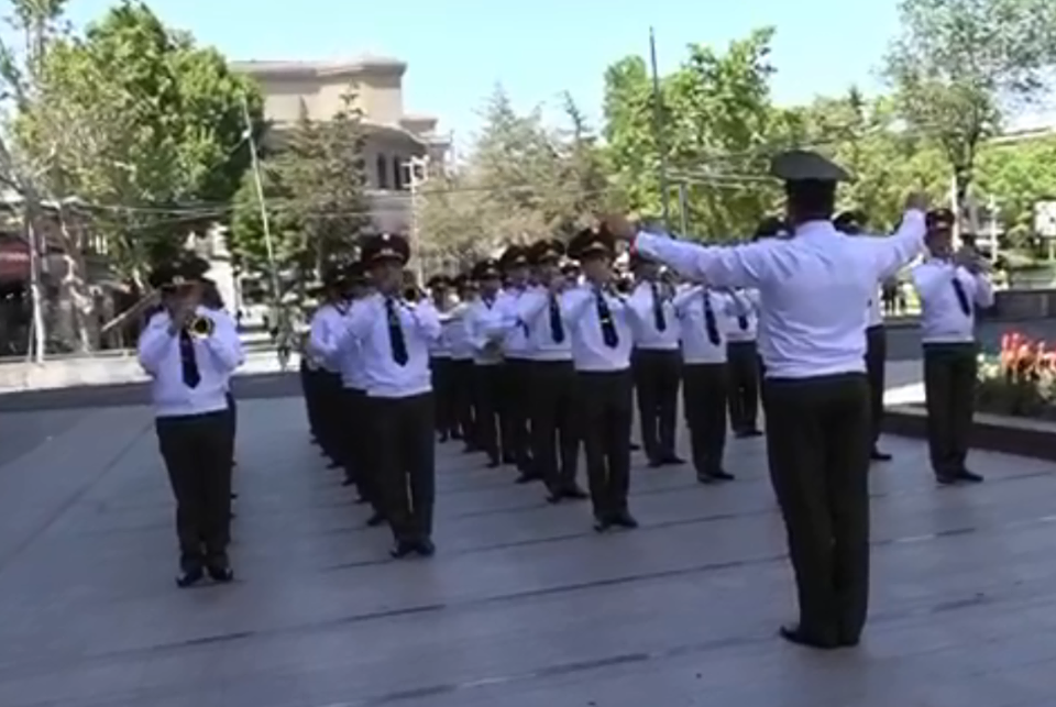 ՀՀ ԶՈւ ԳՇ զինվորական նվագախմբի երաժշտական շնորհավորանքը Հայաստանի Առաջին Հանրապետության օրվա առթիվ (տեսանյութ)