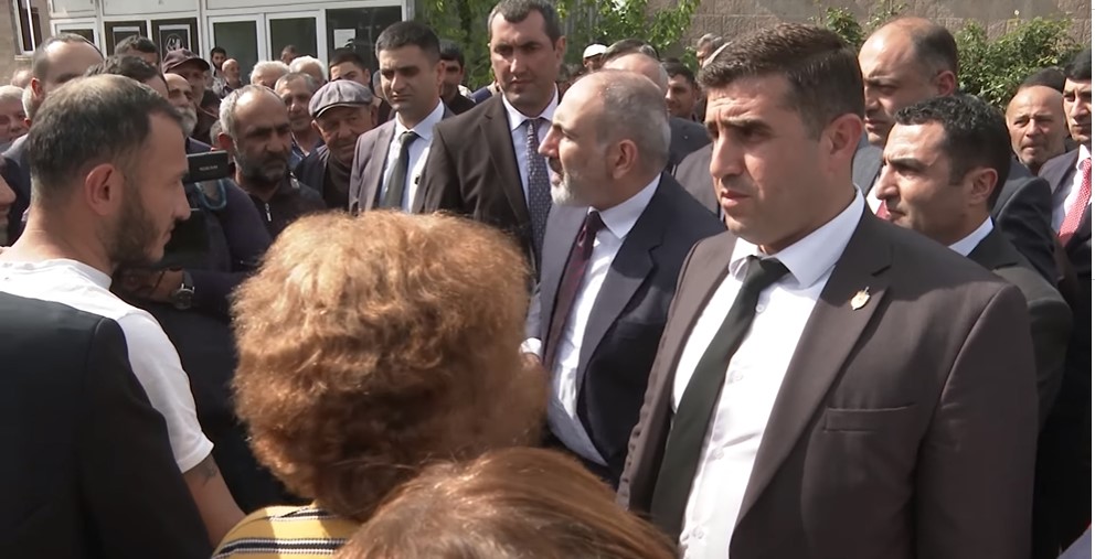 «Ապրեք, ապրեք, վարչապետ ջան». Փաշինյանը Ծաղկալանջում խոստացավ  խաղահրապարակ կառուցել