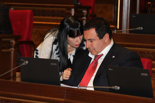 Ներողություն էլի, Նառ ջան, մի վայրկյան. Ծառուկյանի դիտողությունը Նաիրա Զոհրաբյանին