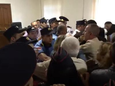 Վիճաբանություն եւ քաշքշուկ կարգադրիչների եւ զոհվածների հարազատների միջեւ