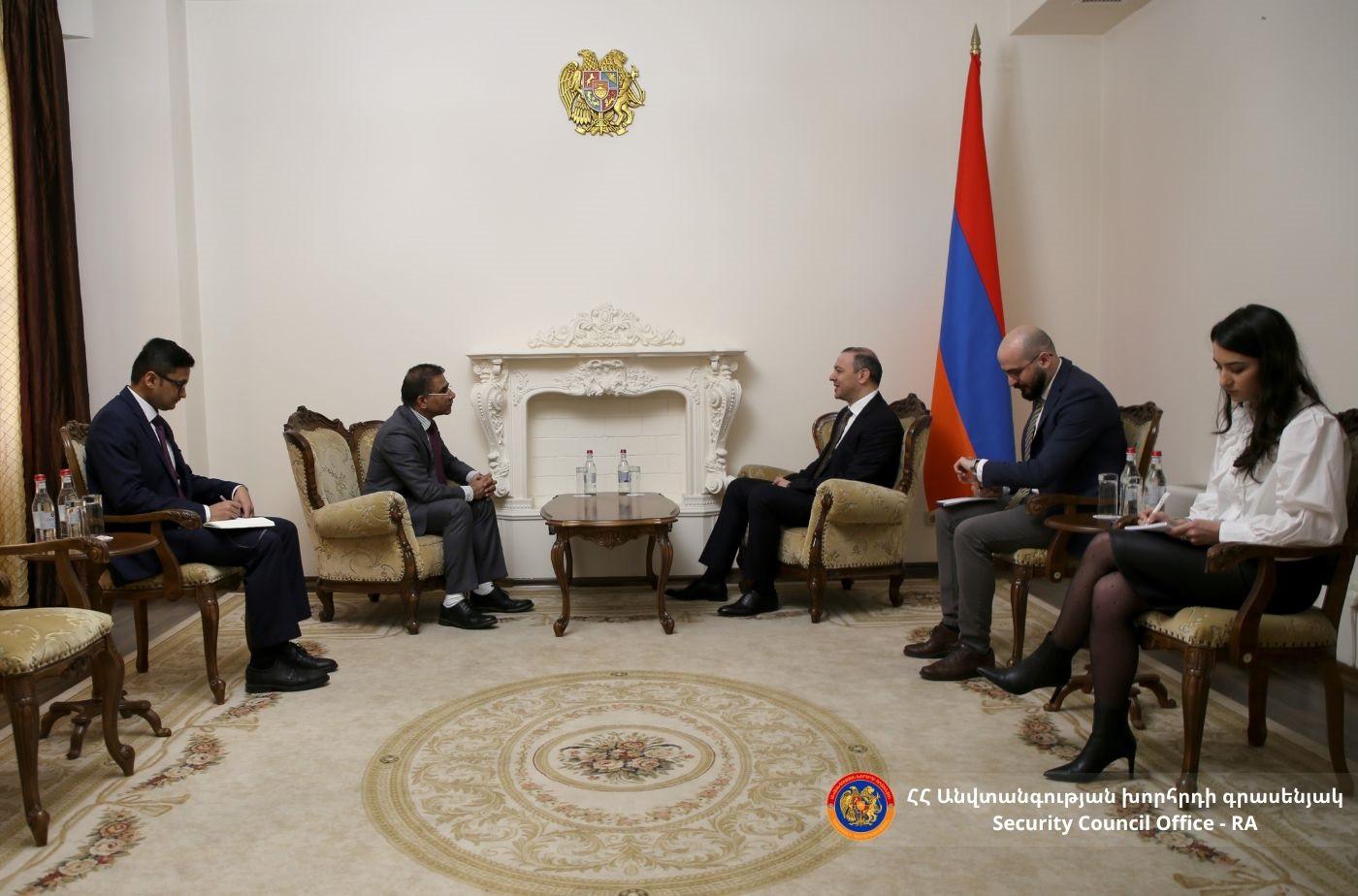 Секретарь Совета безопасности Армении принял посла Индии