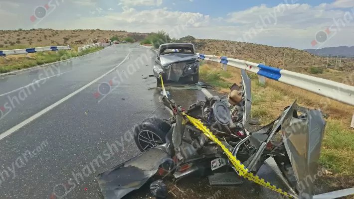 Քարակերտ-Արտենի ավտոճանապարհին «ՎԱԶ 2106»-ը բախվել է երկաթե արգելապատնեշներին․ կան վիրավորներ