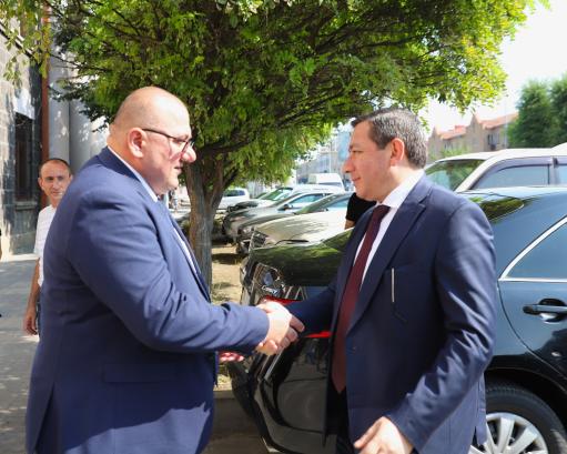 Շիրակի մարզպետը ընդունել է ՔԿ նախագահին․ անդրադարձել են սպորտային համալիրի կառուցման աշխատանքներին