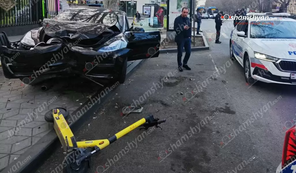 Երևանում «Tesla»-ի ոչ սթափ վարորդը կոտրել է լուսակիրն ու հայտնվել հետիոտնի համար նախատեսված մայթին