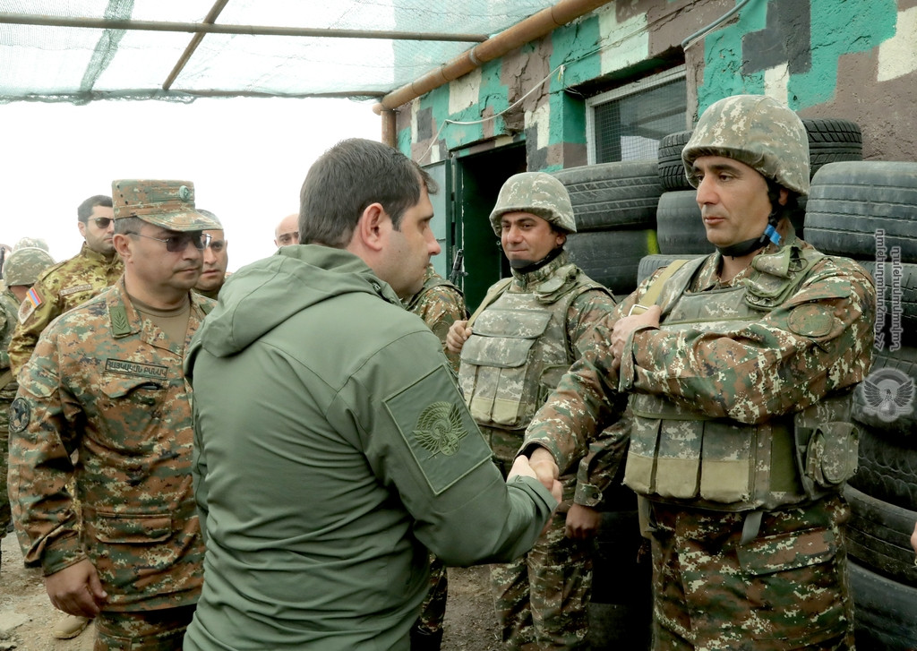 ՀՀ պաշտպանության նախարարն այցելել է մարտական հենակետեր, զրուցել դիրքապահ զինծառայողների հետ