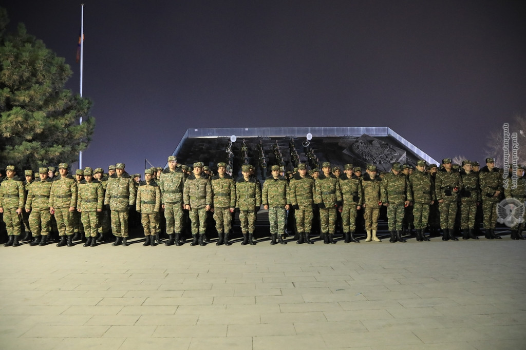 Զինծառայողները հարգանքի տուրք են մատուցել իրենց կյանքը զոհաբերած հերոսների հիշատակին (լուսանկարներ)