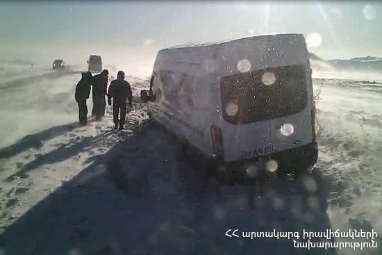 Փրկարարներն արգելափակումից դուրս են բերել ավտոմեքենաները