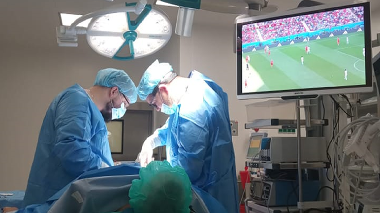 Լեհաստանում երկրպագուն վիրահատության ժամանակ հետևել է ԱԱ-ի խաղին