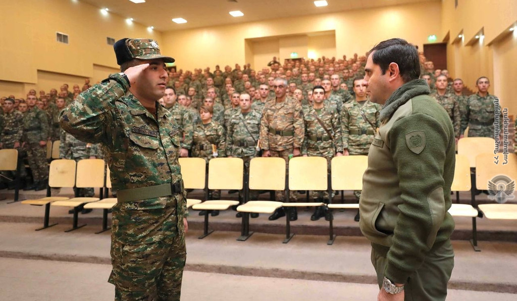 Պաշտպանության նախարարը և ԶՈՒ ԳՇ պետը հանդիպել են ուսումնական գումարտակի զինծառայողների հետ