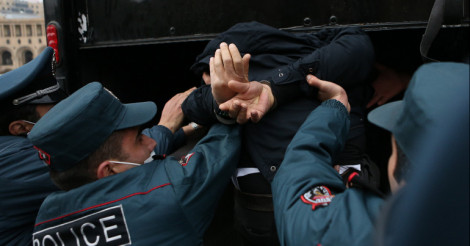 Նիկոլ Փաշինյանի հրաժարականի պահանջով անհնազանդության ակցիա անողներին ոստիկանները բերման են ենթարկում (ուղիղ)