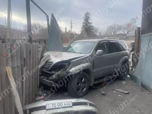 Գյումրիում բախվել են «Opel»-ն ու «Lexus»-ը. վերջինը կոտրել է բնակչի տան երկաթե պարիսպն ու հայտնվել տան բակում