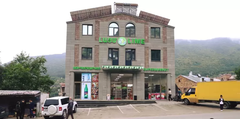 Կրակոցներ Գորիսի կենտրոնում հայտնի «Լայմ» սուպերմարկետի մոտ․ դեպքի վայրում հայտնաբերվել են կրակված պարկուճներ, մետաղե խողովակ, արնանման հետքեր