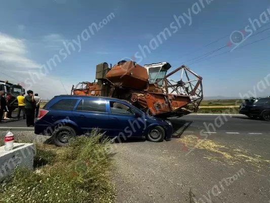 Գյումրի-Երևան ավտոճանապարհին բախվել են «Opel Astra»-ն և կոմբայնը․ կա վիրավnր