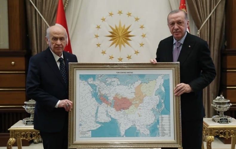 Жаль, Алтай не отмечен, откуда они родом: Песков о фото Эрдогана с картой тюркского мира