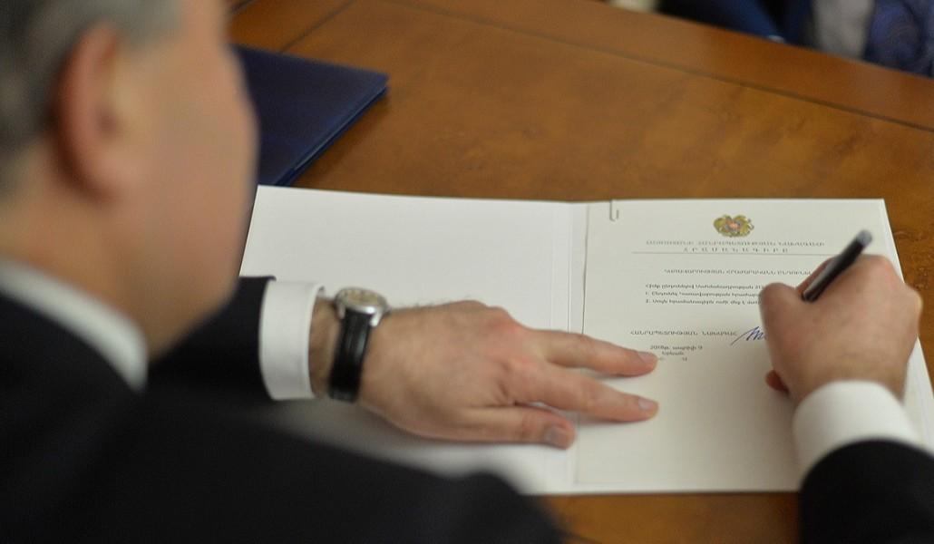 Սահմանադրության փոփոխությունները կհրապարակի Ազգային ժողովի նախագահը. Արմեն Սարգսյանը ստորագրեց